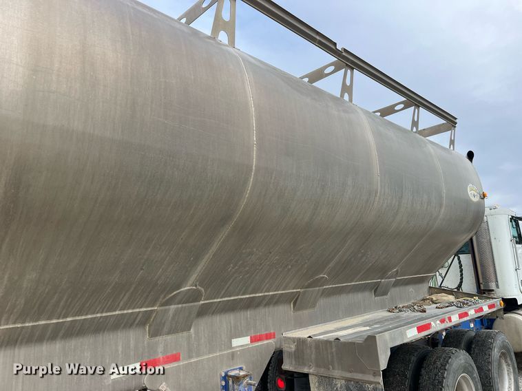 image for item LD9926 2011 Hensley  ATLW-36-32-8 feed delivery trailer