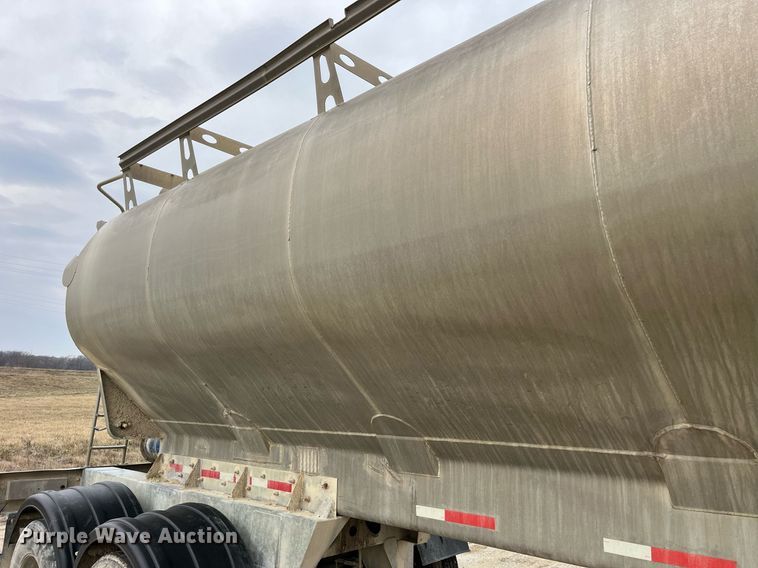 image for item LD9926 2011 Hensley  ATLW-36-32-8 feed delivery trailer