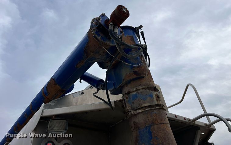 image for item LD9926 2011 Hensley  ATLW-36-32-8 feed delivery trailer