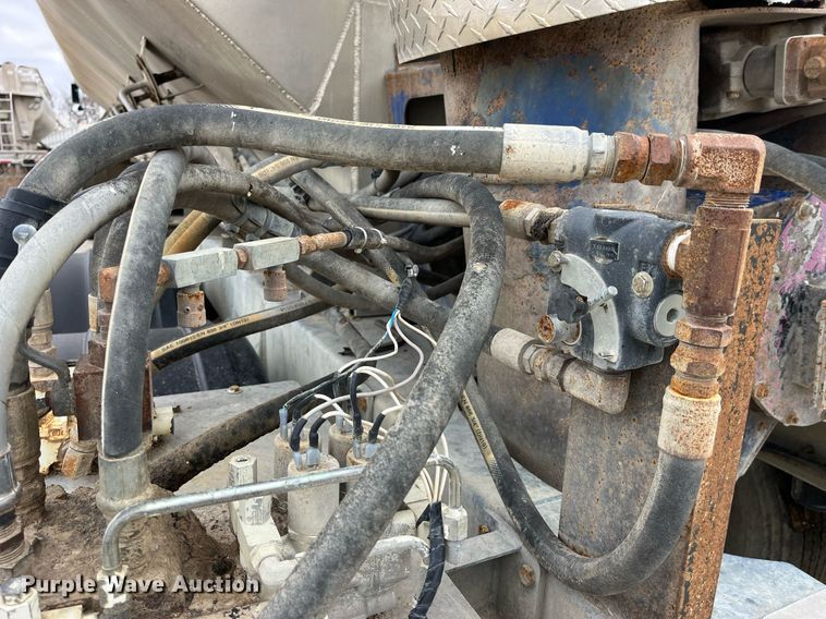 image for item LD9926 2011 Hensley  ATLW-36-32-8 feed delivery trailer