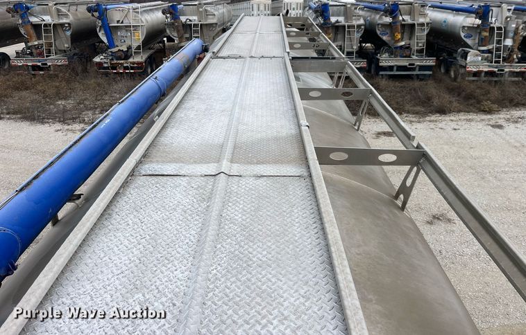 image for item LD9926 2011 Hensley  ATLW-36-32-8 feed delivery trailer