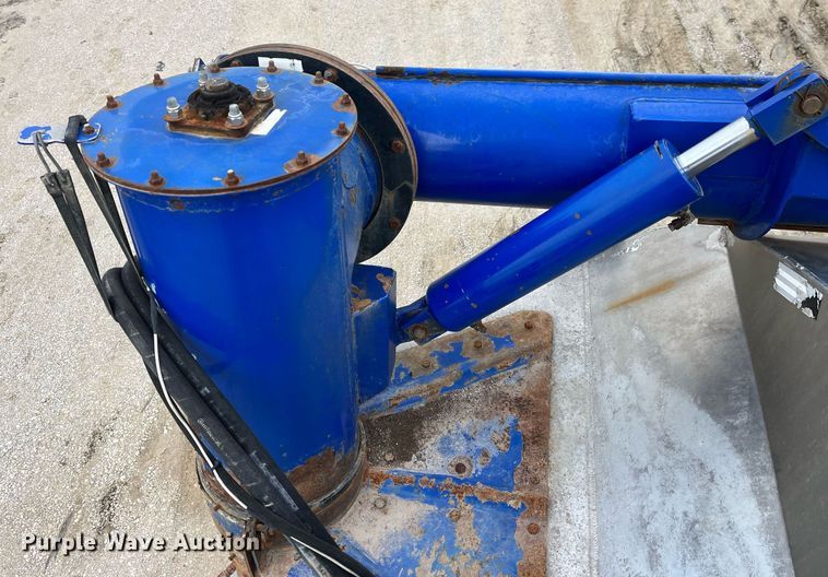 image for item LD9926 2011 Hensley  ATLW-36-32-8 feed delivery trailer