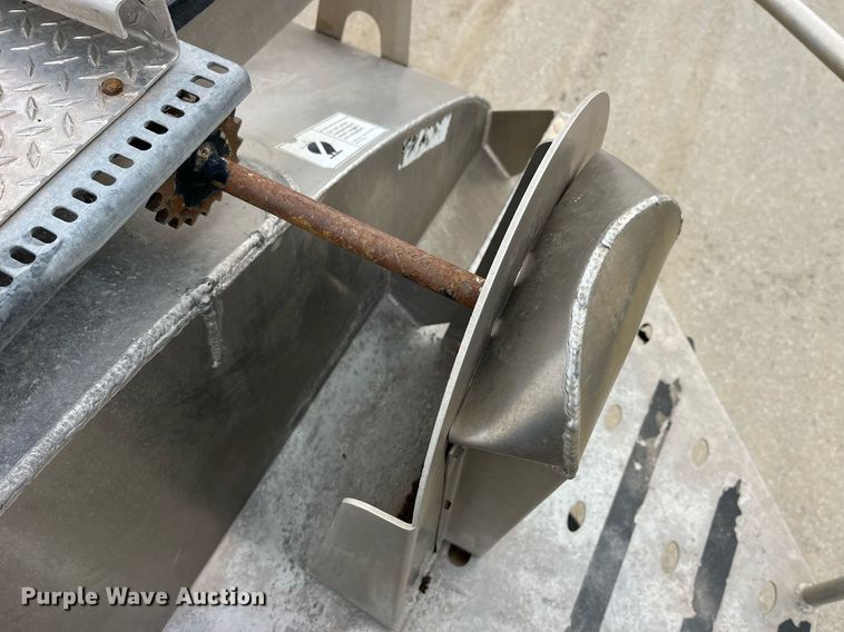 image for item LD9926 2011 Hensley  ATLW-36-32-8 feed delivery trailer