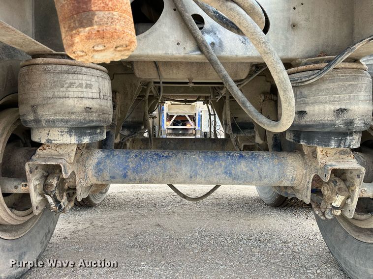 image for item LD9926 2011 Hensley  ATLW-36-32-8 feed delivery trailer