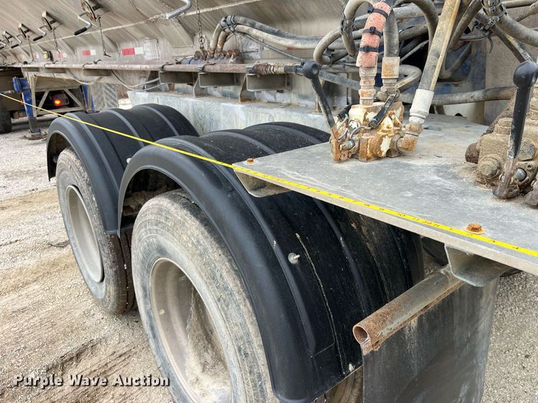 image for item LD9926 2011 Hensley  ATLW-36-32-8 feed delivery trailer