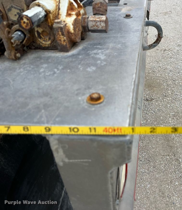 image for item LD9926 2011 Hensley  ATLW-36-32-8 feed delivery trailer