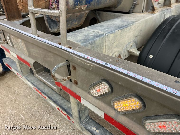 image for item LD9926 2011 Hensley  ATLW-36-32-8 feed delivery trailer