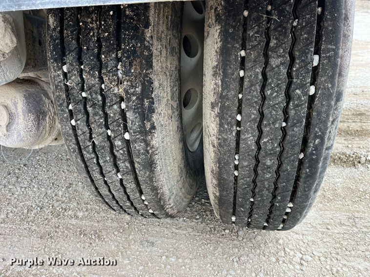 image for item LD9926 2011 Hensley  ATLW-36-32-8 feed delivery trailer