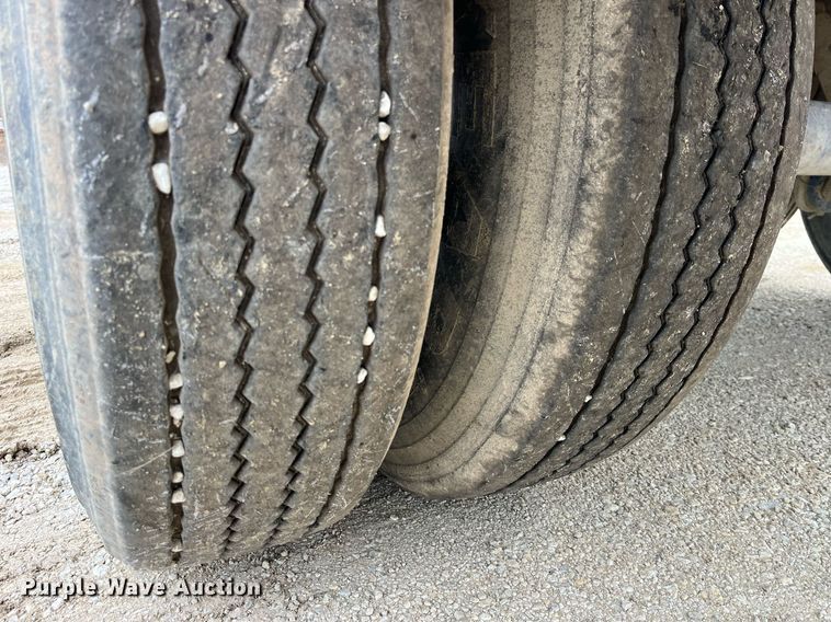 image for item LD9926 2011 Hensley  ATLW-36-32-8 feed delivery trailer