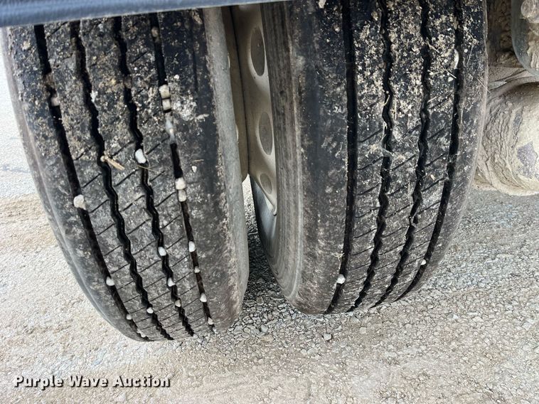 image for item LD9926 2011 Hensley  ATLW-36-32-8 feed delivery trailer