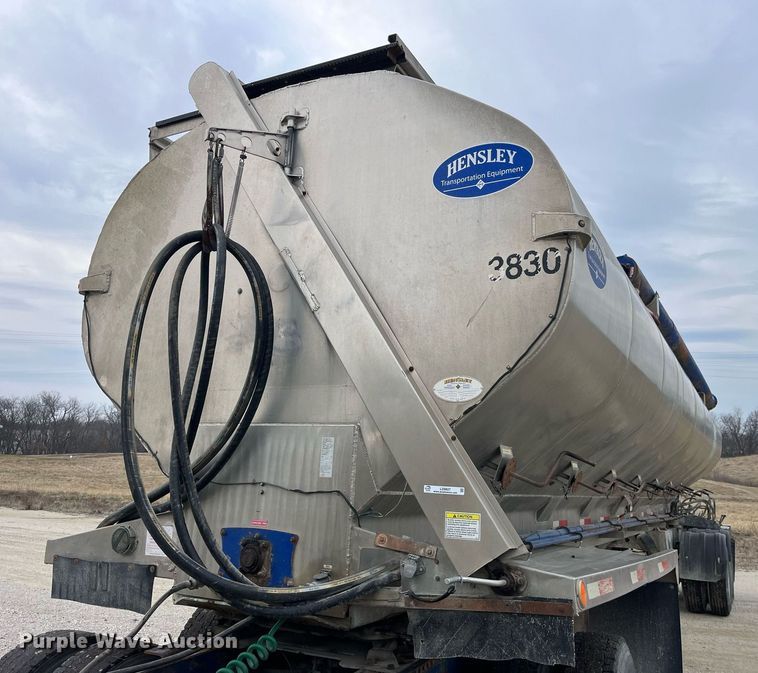 image for item LD9927 2012 Hensley ATLW-36-32-8 feed delivery trailer