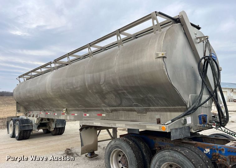 image for item LD9927 2012 Hensley ATLW-36-32-8 feed delivery trailer