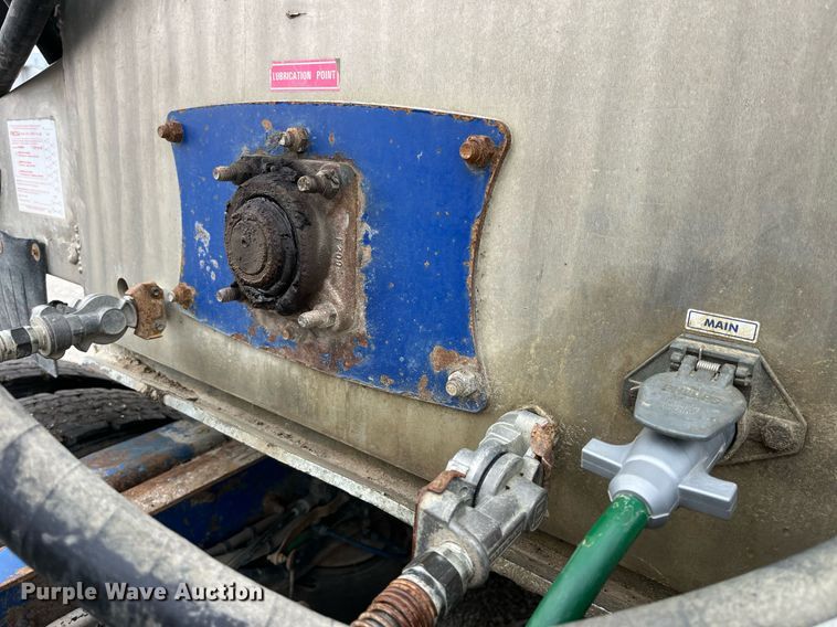 image for item LD9927 2012 Hensley ATLW-36-32-8 feed delivery trailer