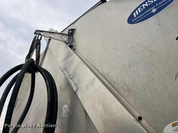 image for item LD9927 2012 Hensley ATLW-36-32-8 feed delivery trailer