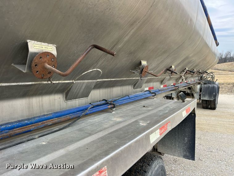 image for item LD9927 2012 Hensley ATLW-36-32-8 feed delivery trailer