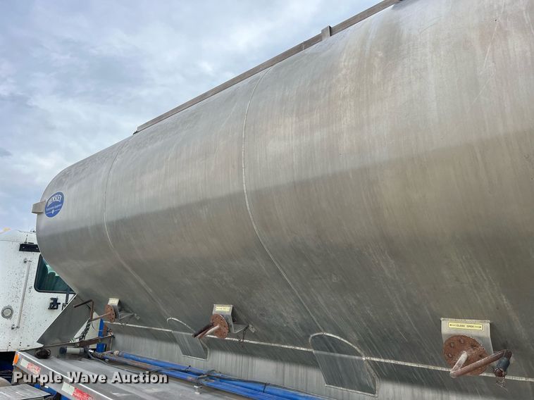 image for item LD9927 2012 Hensley ATLW-36-32-8 feed delivery trailer