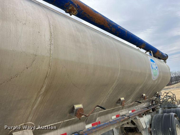 image for item LD9927 2012 Hensley ATLW-36-32-8 feed delivery trailer