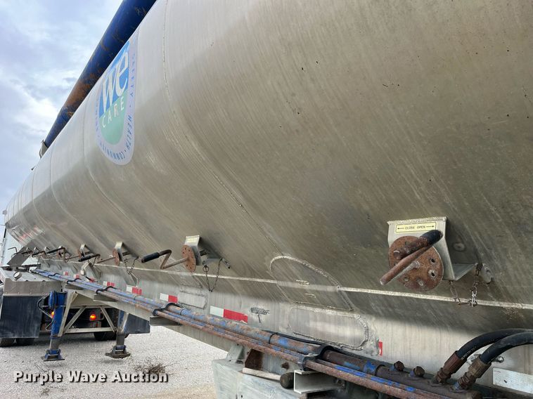 image for item LD9927 2012 Hensley ATLW-36-32-8 feed delivery trailer