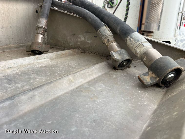 image for item LD9927 2012 Hensley ATLW-36-32-8 feed delivery trailer