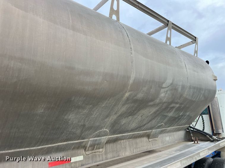 image for item LD9927 2012 Hensley ATLW-36-32-8 feed delivery trailer