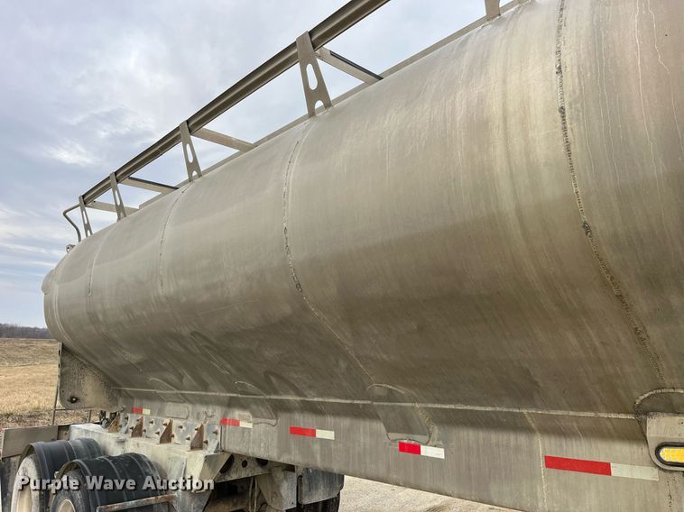 image for item LD9927 2012 Hensley ATLW-36-32-8 feed delivery trailer