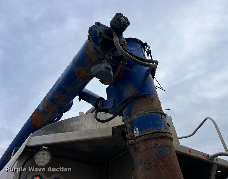 image for item LD9927 2012 Hensley ATLW-36-32-8 feed delivery trailer