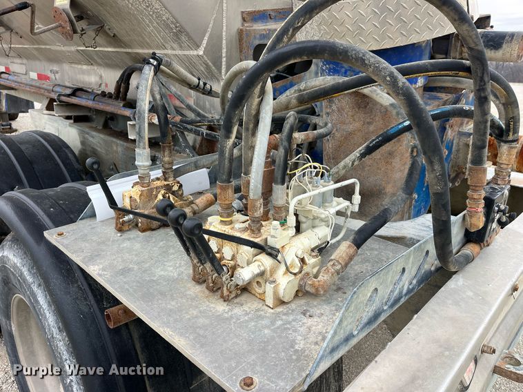 image for item LD9927 2012 Hensley ATLW-36-32-8 feed delivery trailer