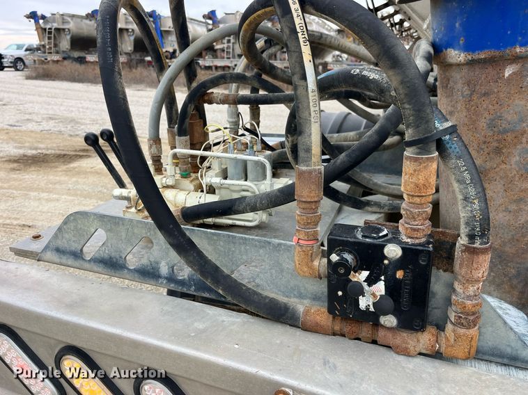 image for item LD9927 2012 Hensley ATLW-36-32-8 feed delivery trailer