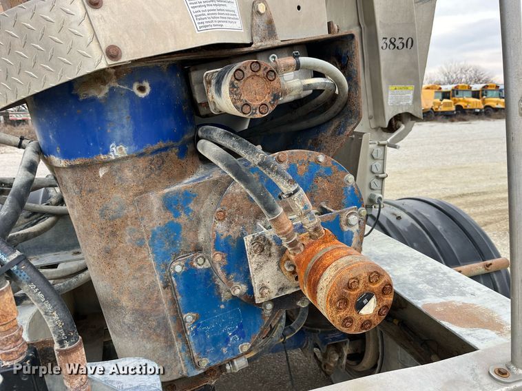 image for item LD9927 2012 Hensley ATLW-36-32-8 feed delivery trailer