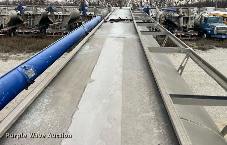 image for item LD9927 2012 Hensley ATLW-36-32-8 feed delivery trailer