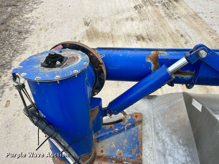 image for item LD9927 2012 Hensley ATLW-36-32-8 feed delivery trailer