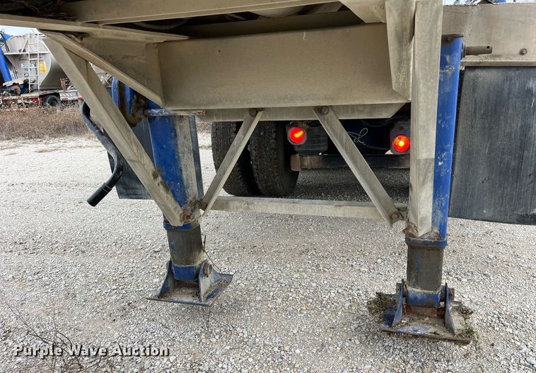 image for item LD9927 2012 Hensley ATLW-36-32-8 feed delivery trailer