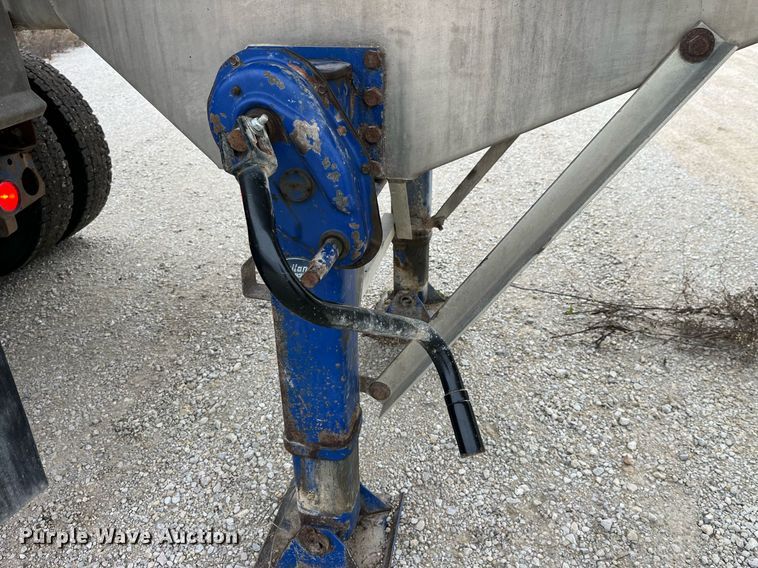 image for item LD9927 2012 Hensley ATLW-36-32-8 feed delivery trailer