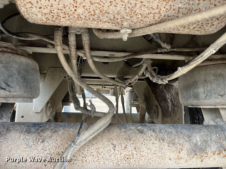 image for item LD9927 2012 Hensley ATLW-36-32-8 feed delivery trailer