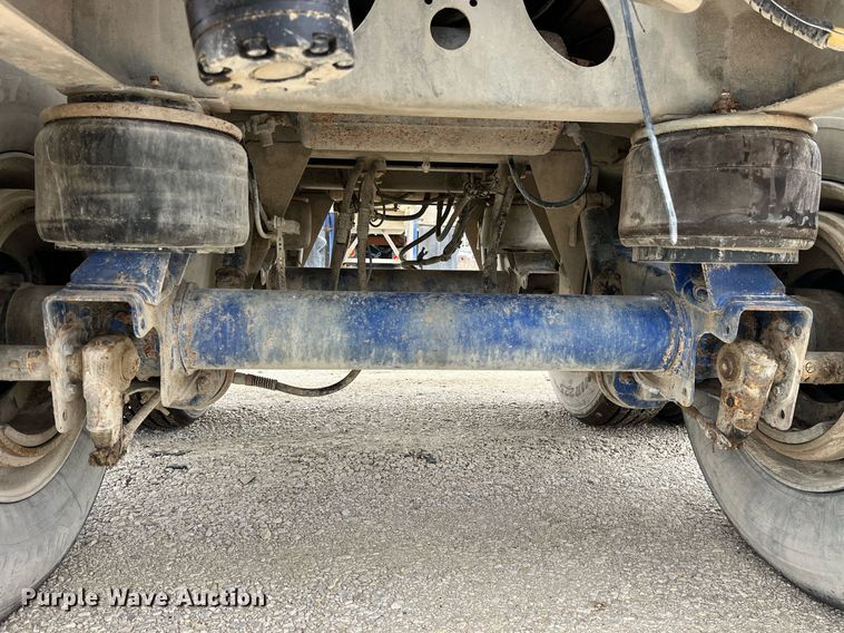 image for item LD9927 2012 Hensley ATLW-36-32-8 feed delivery trailer