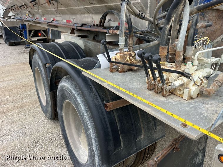 image for item LD9927 2012 Hensley ATLW-36-32-8 feed delivery trailer