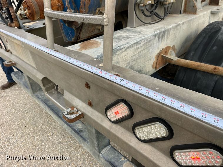 image for item LD9927 2012 Hensley ATLW-36-32-8 feed delivery trailer