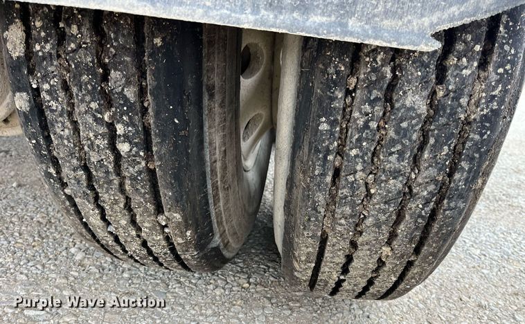 image for item LD9927 2012 Hensley ATLW-36-32-8 feed delivery trailer