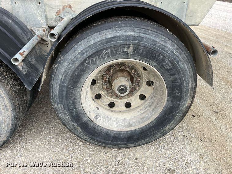 image for item LD9927 2012 Hensley ATLW-36-32-8 feed delivery trailer