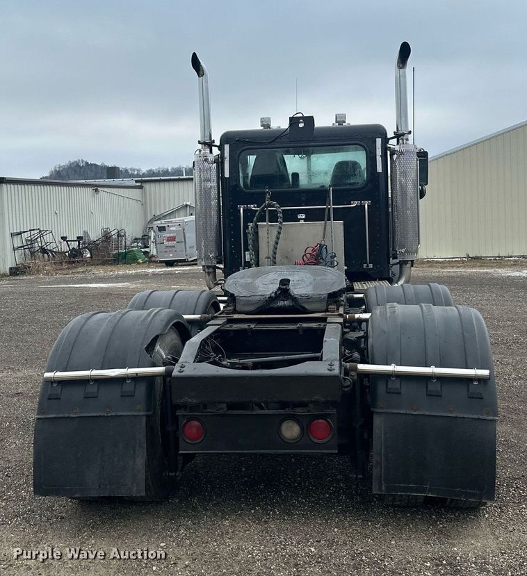 image for item LO9461 2007 Peterbilt  379 semi truck