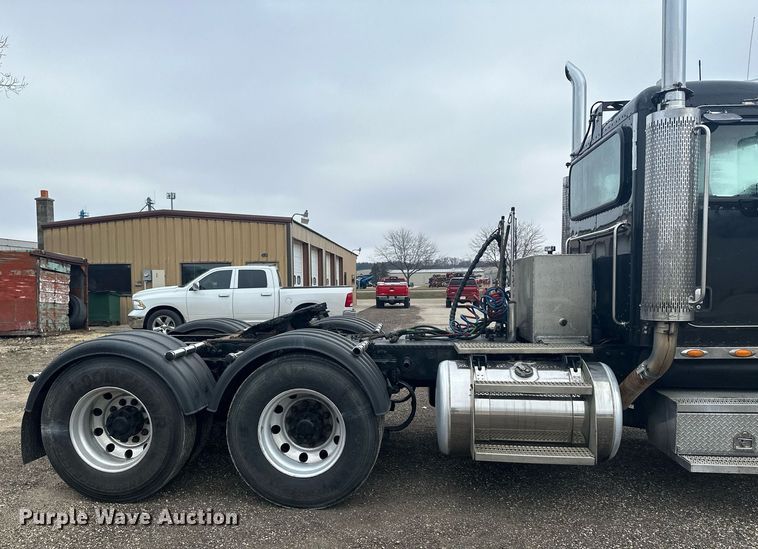 image for item LO9461 2007 Peterbilt  379 semi truck