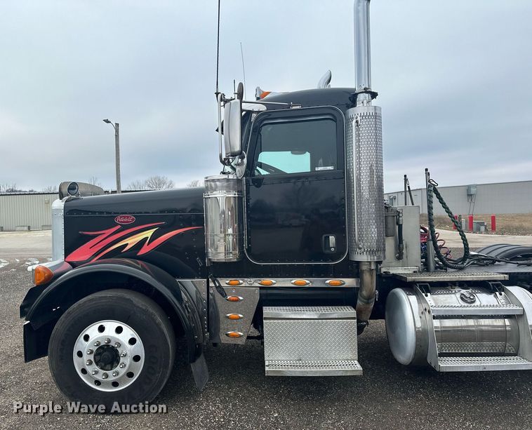 image for item LO9461 2007 Peterbilt  379 semi truck