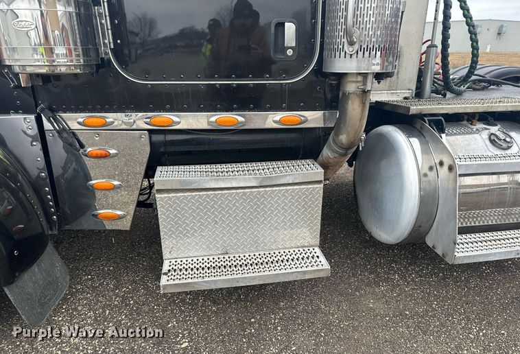 image for item LO9461 2007 Peterbilt  379 semi truck