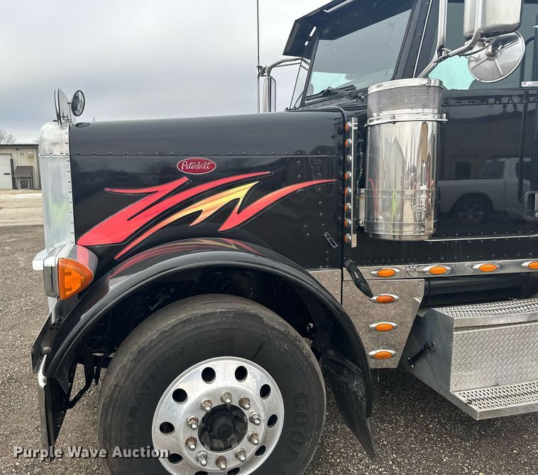 image for item LO9461 2007 Peterbilt  379 semi truck