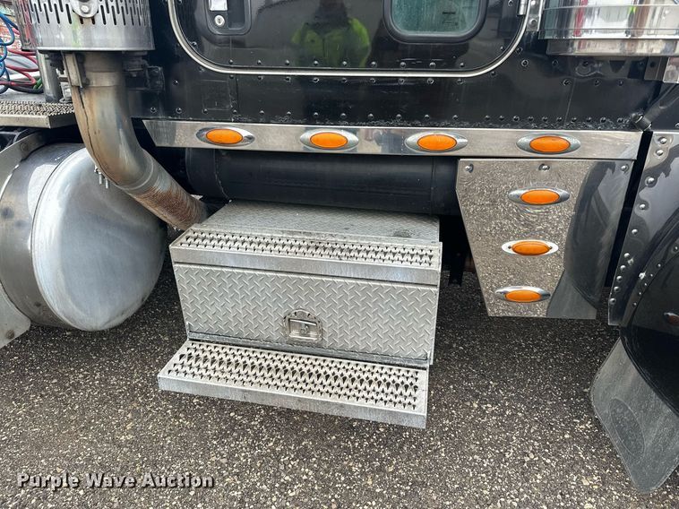 image for item LO9461 2007 Peterbilt  379 semi truck