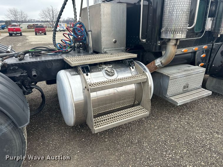 image for item LO9461 2007 Peterbilt  379 semi truck