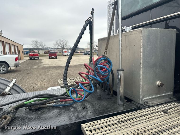 image for item LO9461 2007 Peterbilt  379 semi truck