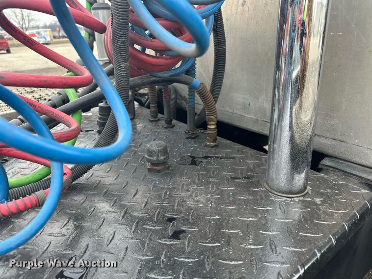 image for item LO9461 2007 Peterbilt  379 semi truck