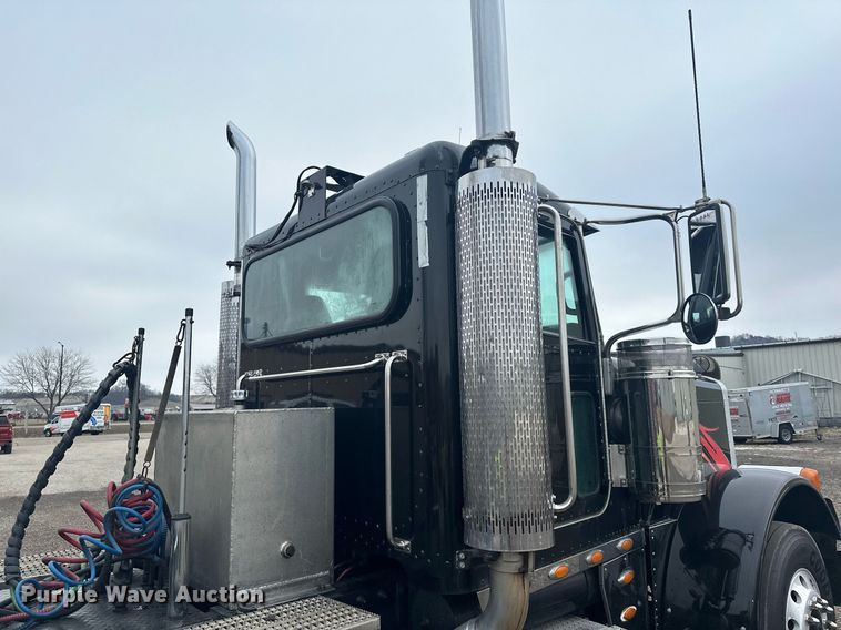image for item LO9461 2007 Peterbilt  379 semi truck