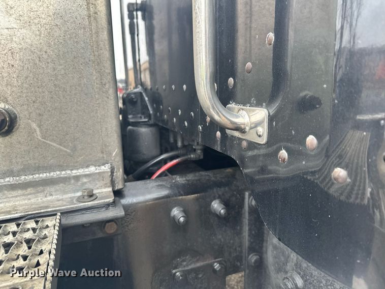 image for item LO9461 2007 Peterbilt  379 semi truck